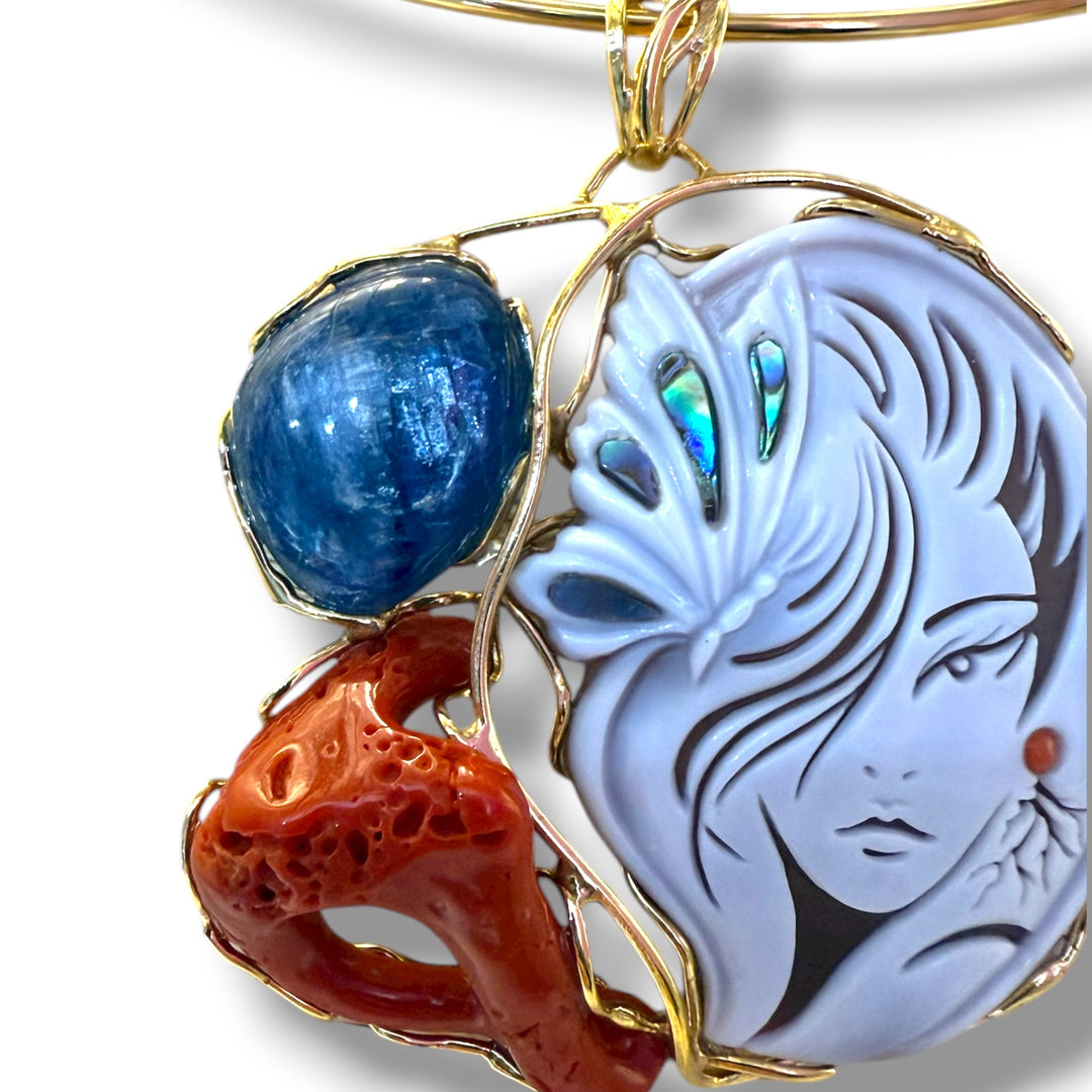 Ciondolo “dea coral” di cammeo, corallo e cianite montata in argento