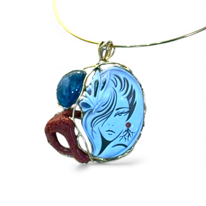 Ciondolo “dea coral” di cammeo, corallo e cianite montata in argento