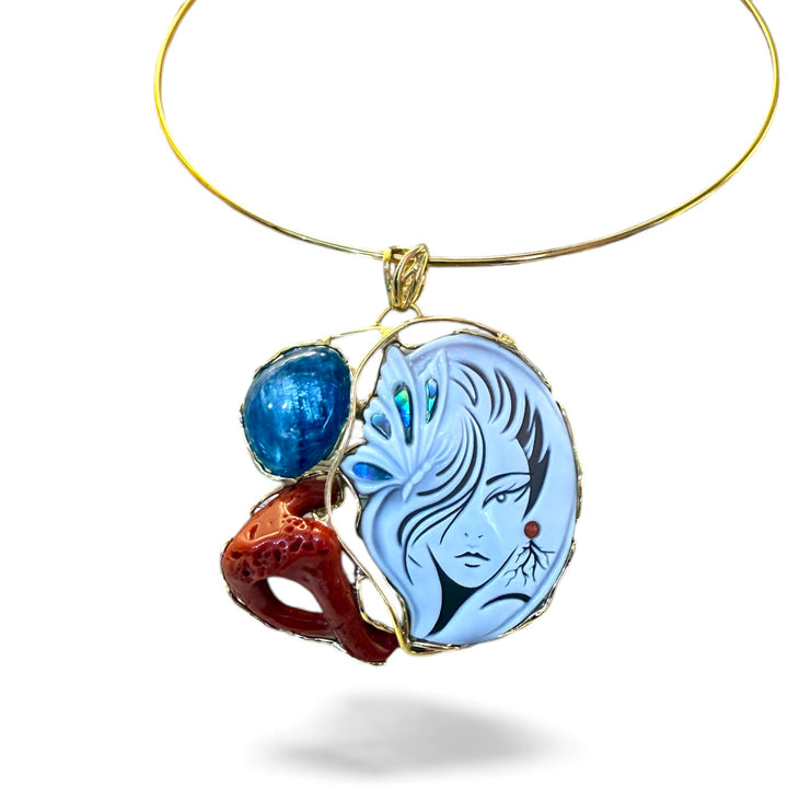 Ciondolo “dea coral” di cammeo, corallo e cianite montata in argento