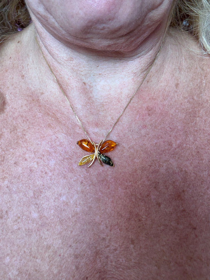 Collana ciondolo farfalla di ambra montata in argento dorato