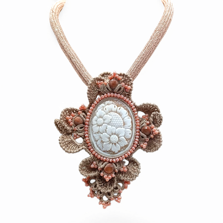 Cameo flower necklace mounted on cotton tatting process