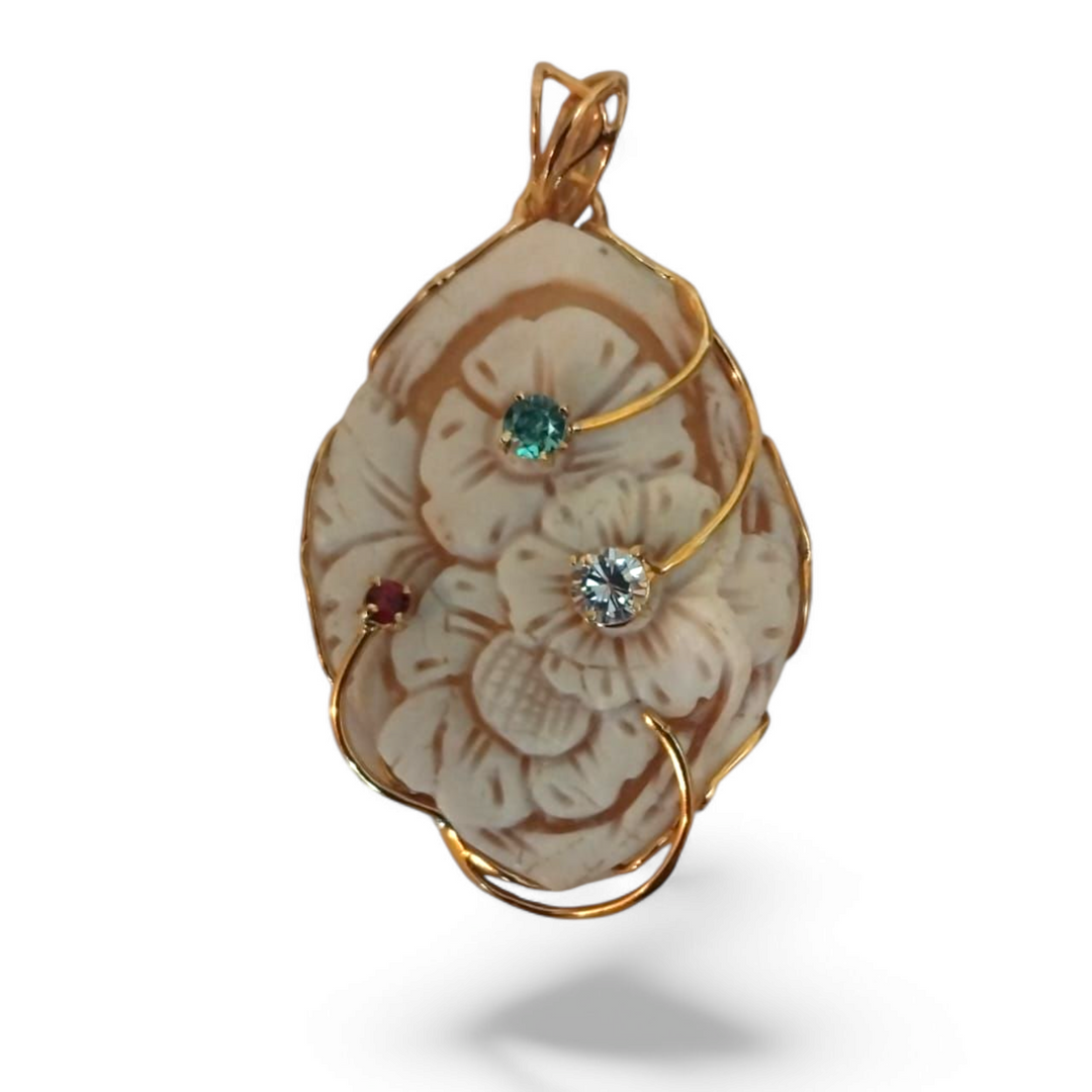 Ciondolo fiore di cammeo montato in argento