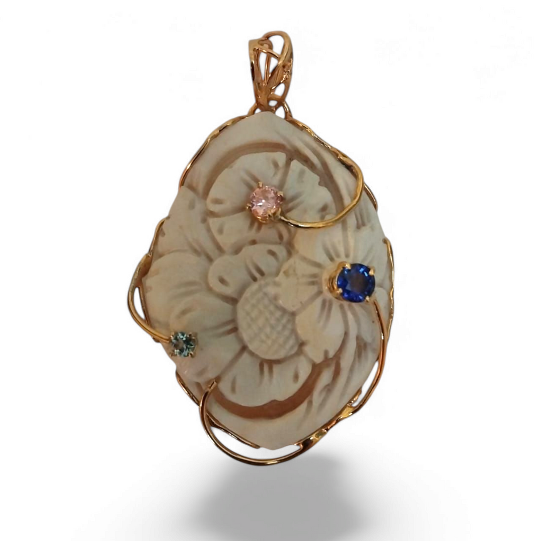 Ciondolo fiore di cammeo montato in argento