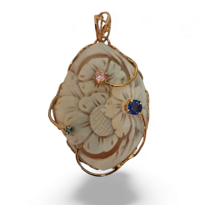 Ciondolo fiore di cammeo montato in argento