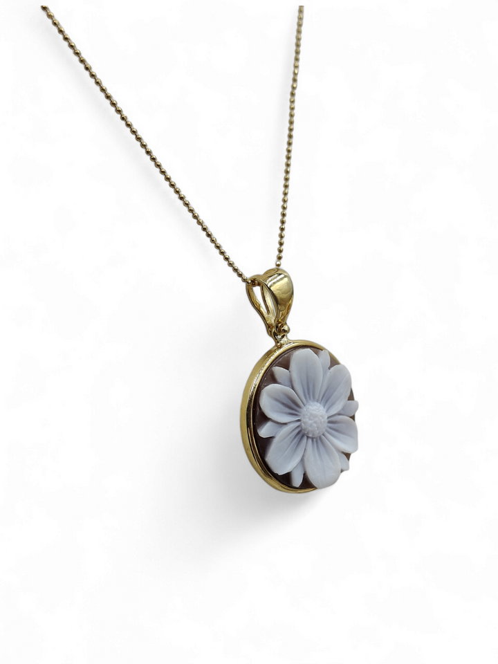 Ciondolo fiore margherita  in cammeo montato in argento dorato