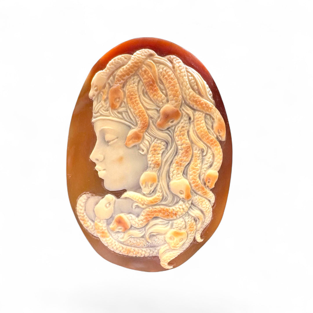 Ciondolo “gorgone Medusa” inciso su conchiglia corniola, montato in argento
