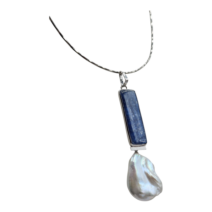 Special rectangle pendant in kyanite and scaramazza pearl mounted on silver