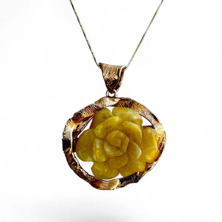 Ciondolo “rosa” di ambra gialla del Baltico montata in argento dorato