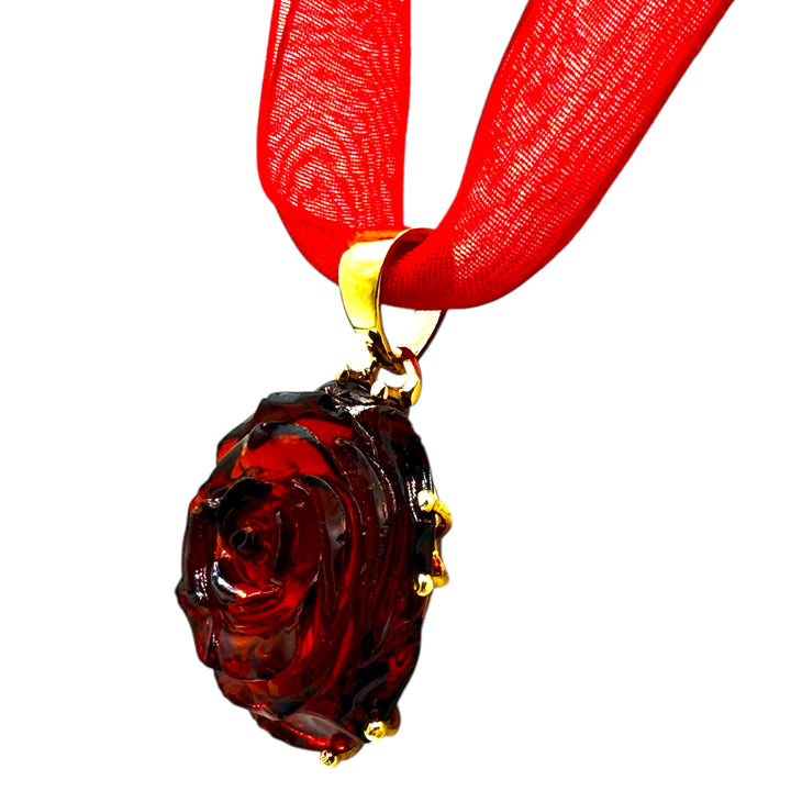 Ciondolo “rosa di ambra rossa” montato in argento dorato