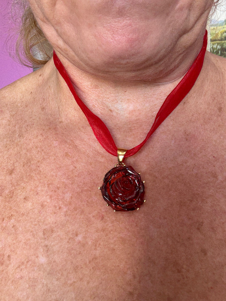 Ciondolo “rosa di ambra rossa” montato in argento dorato