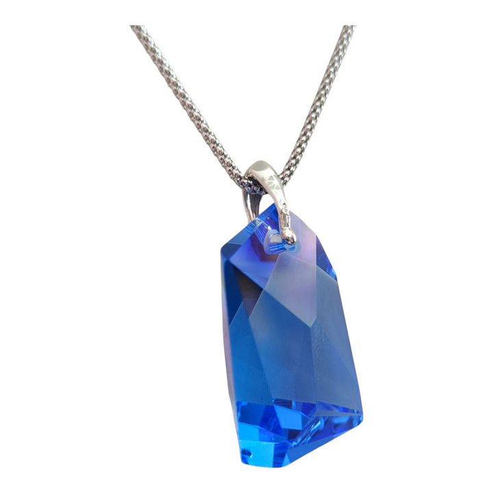 Ciondolo sasso in cristallo blu prezioso di Boemia montato su argento
