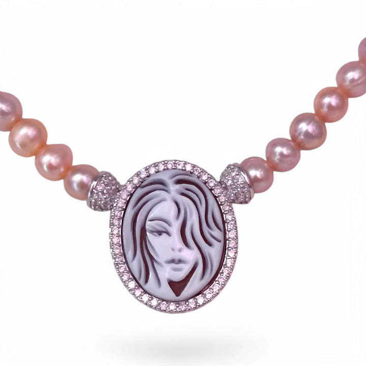 "Solo lei" pendant necklace in sardonic cameo mounted on pearls and silver zirconia.