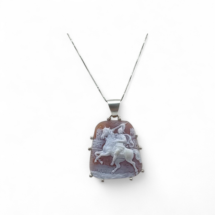 Collana con Ciondolo Cavaliere di Cammeo montata in Argento Satinato