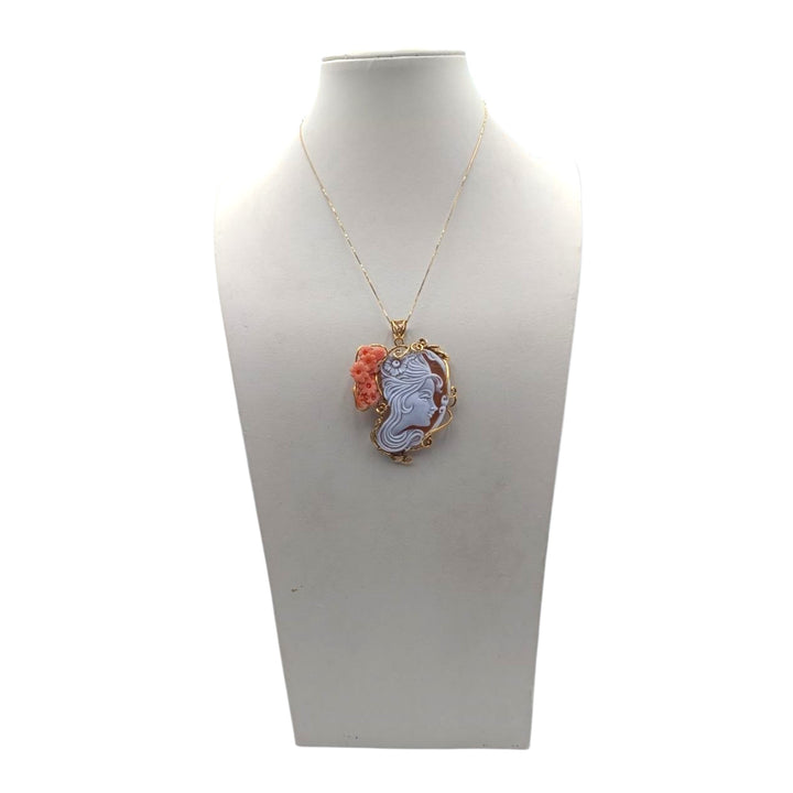 Ciondolo Dama dei Fiori di Cammeo e corallo montato in Argento Dorato