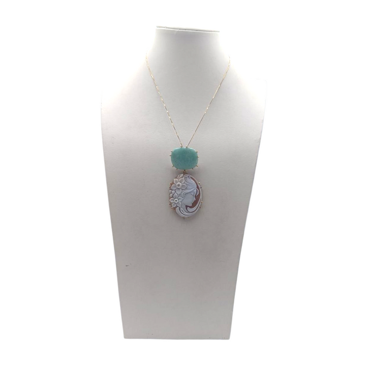 Collana ciondolo “dama dell’amore” di conchiglia sardonica montato in acquamarina ed argento galvanica oro