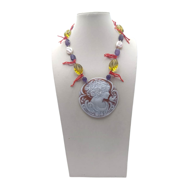 Collana Dea di cammeo montatura in ambra