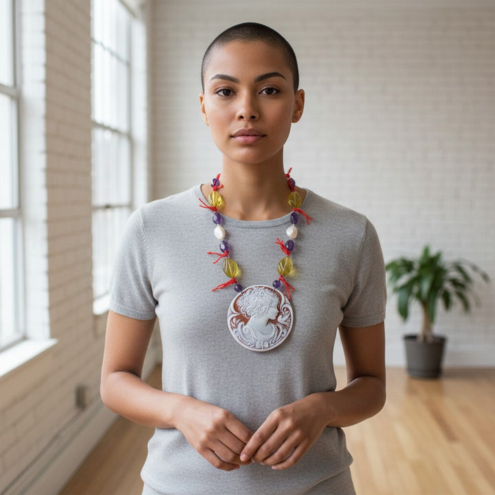 Collana Dea di cammeo montatura in ambra