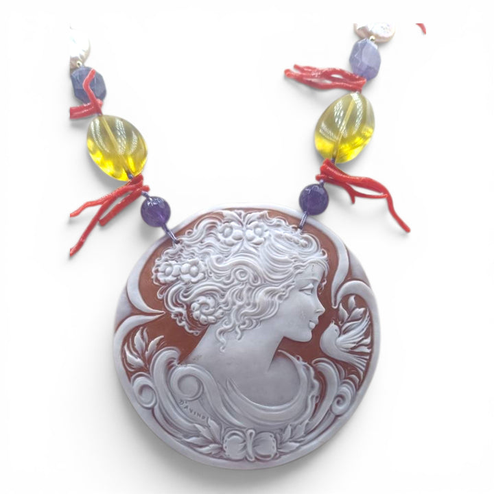 Collana Dea di cammeo montatura in ambra