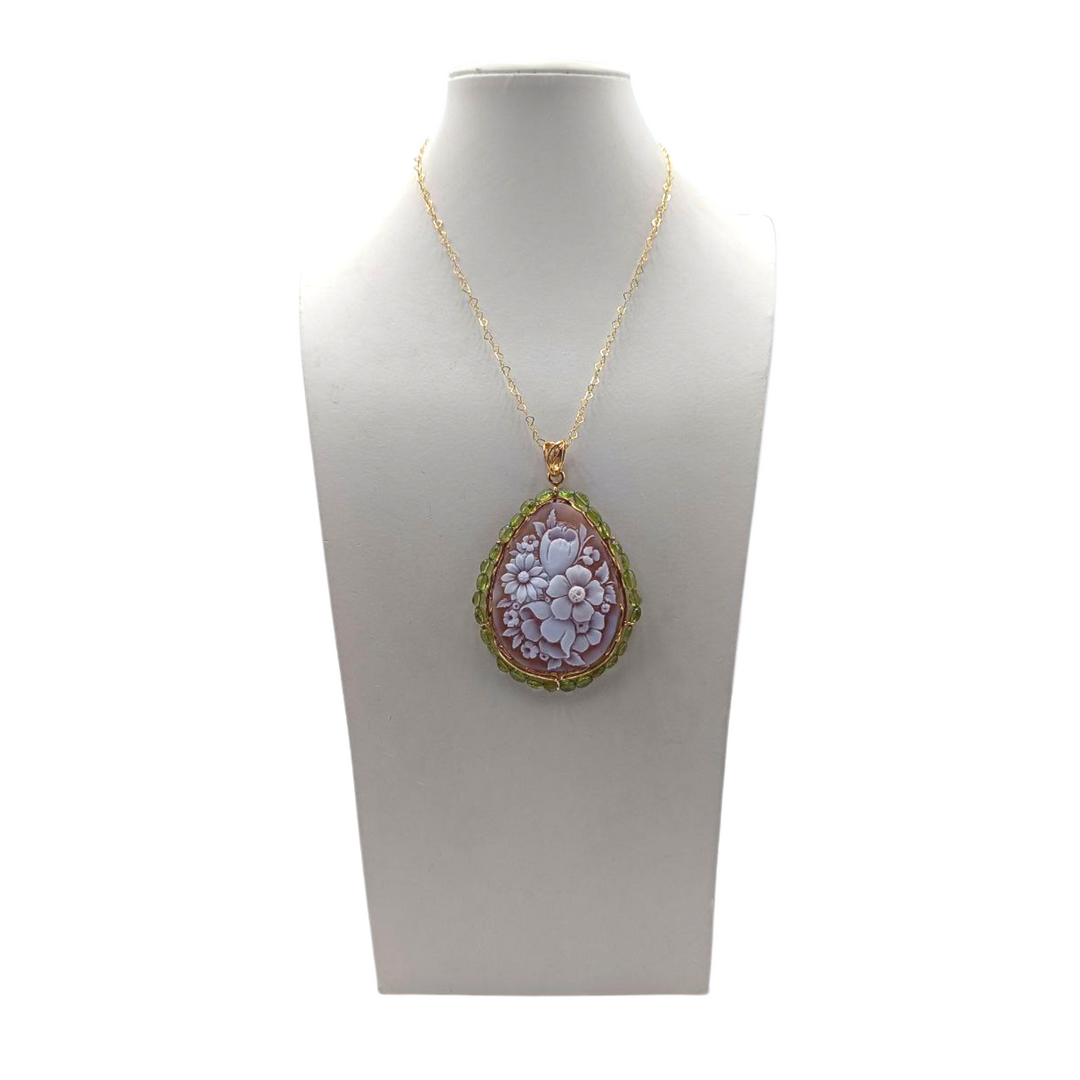 Ciondolo Fiori in Cammeo e Peridoto montato su Argento Dorato