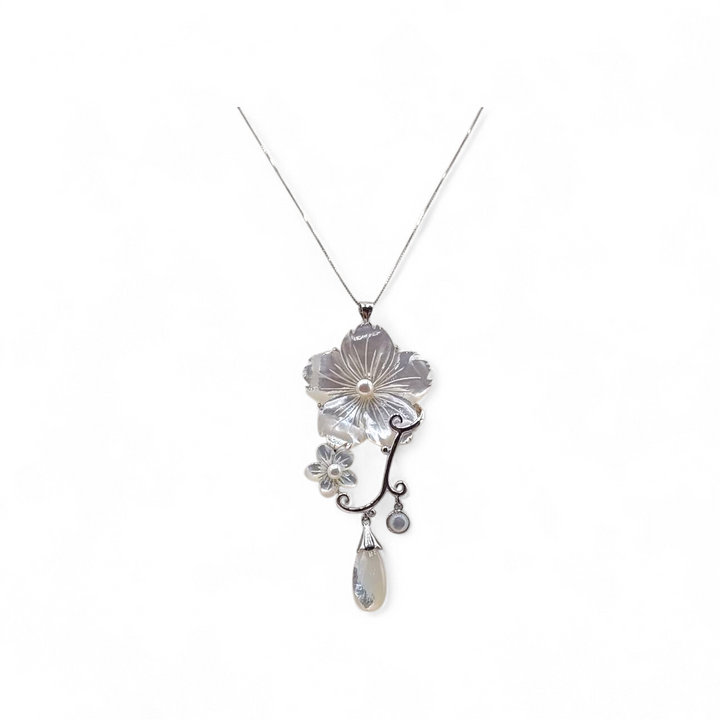 Collana con Fiori di Madreperla montata in Argento