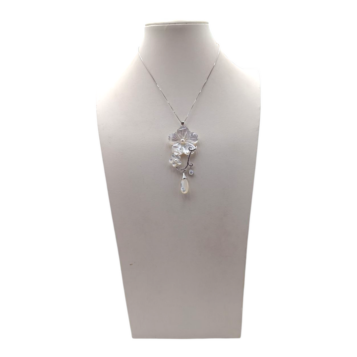 Collana con Fiori di Madreperla montata in Argento