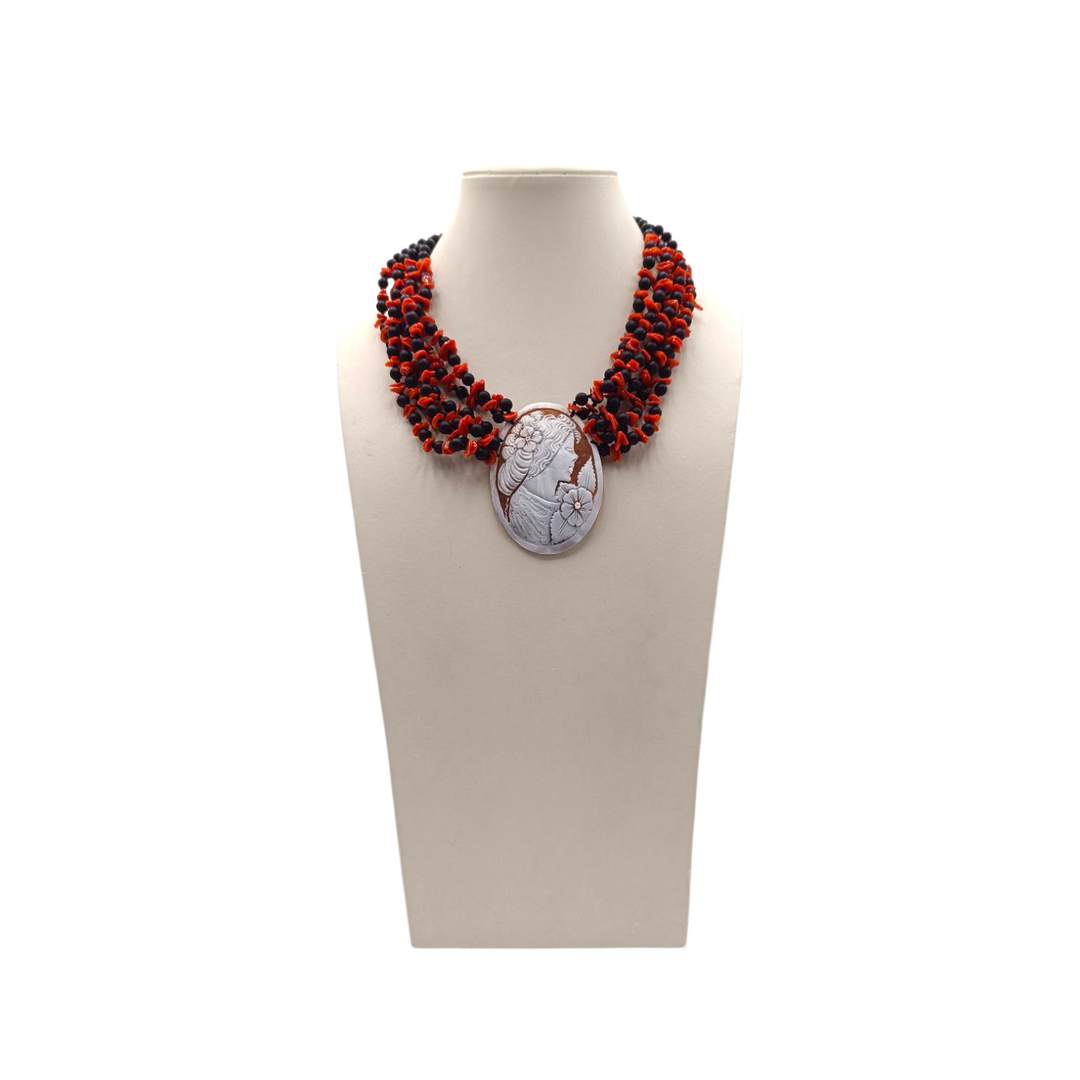 Collana Dama dei Fiori di Cammeo, Corallo e Agata montata in Cotone