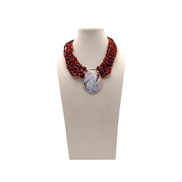 Collana Dama dei Fiori di Cammeo, Corallo e Agata montata in Cotone