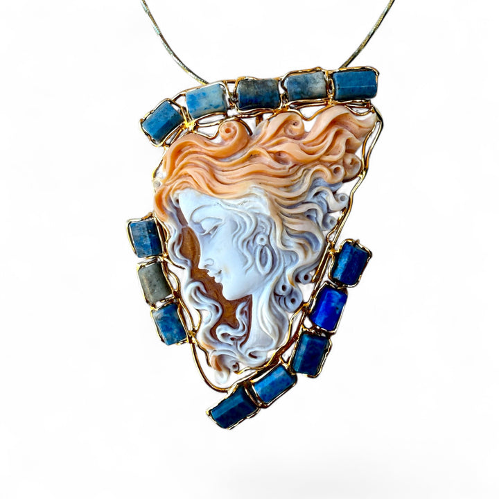 Collana ciondolo “Dama Lapis” di cammeo sardonico montato in argento dorato e lapis