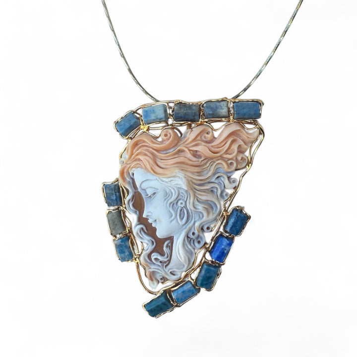 Collana ciondolo “Dama Lapis” di cammeo sardonico montato in argento dorato e lapis