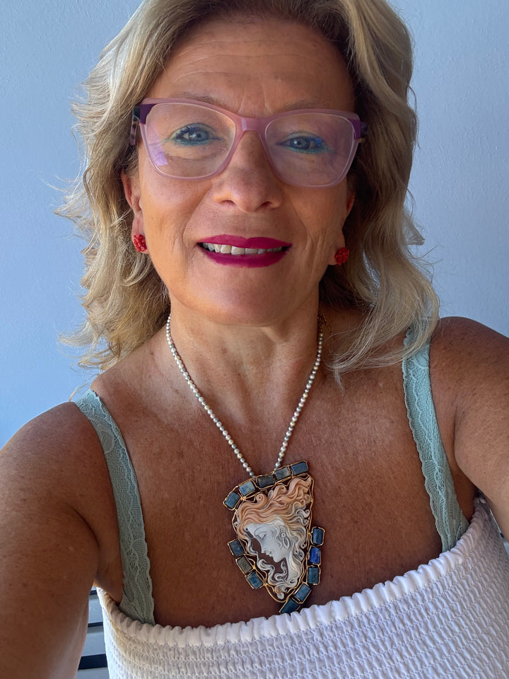 Collana ciondolo “Dama Lapis” di cammeo sardonico montato in argento dorato e lapis