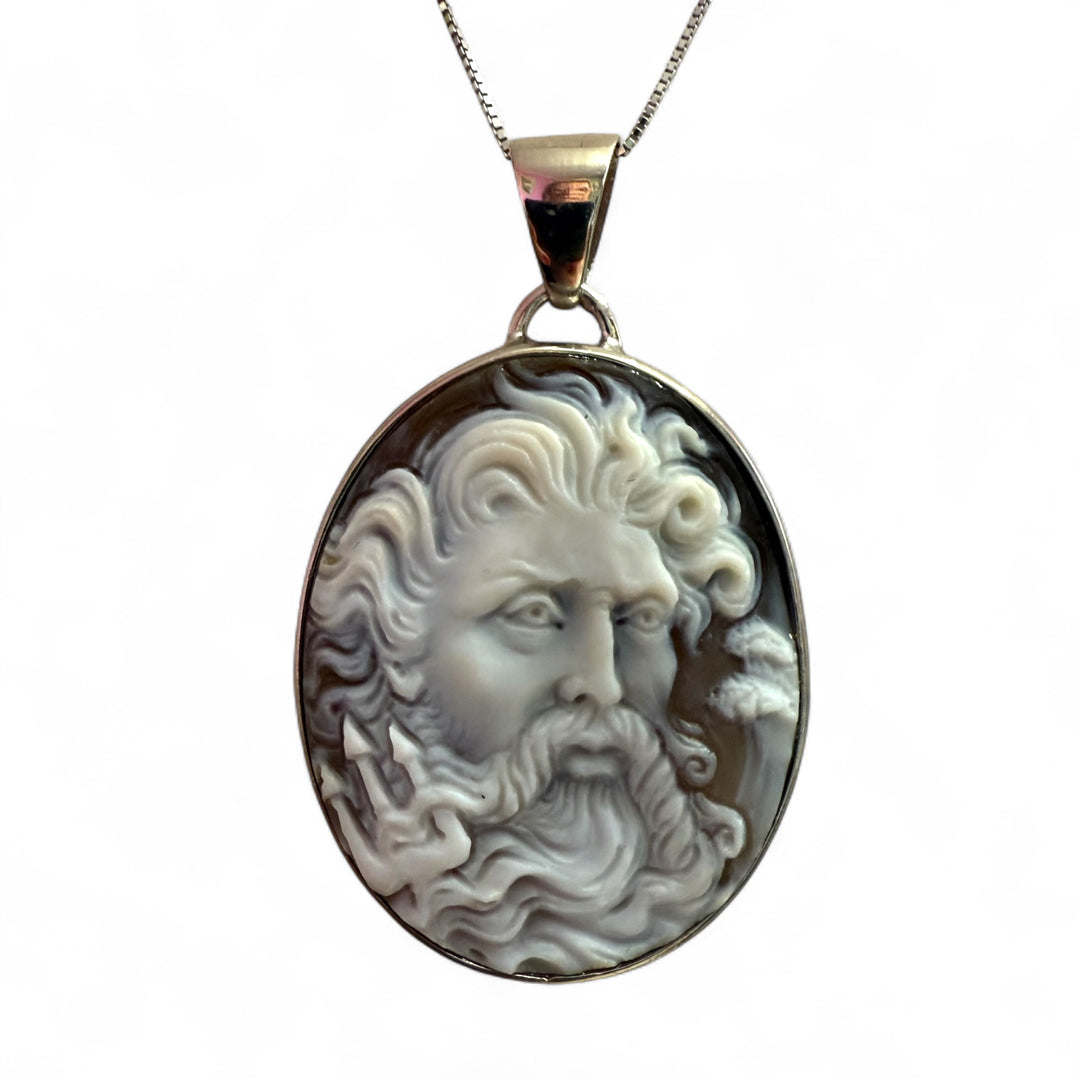Collana ciondolo “Nettuno” su cammeo sardonico e montato su argento
