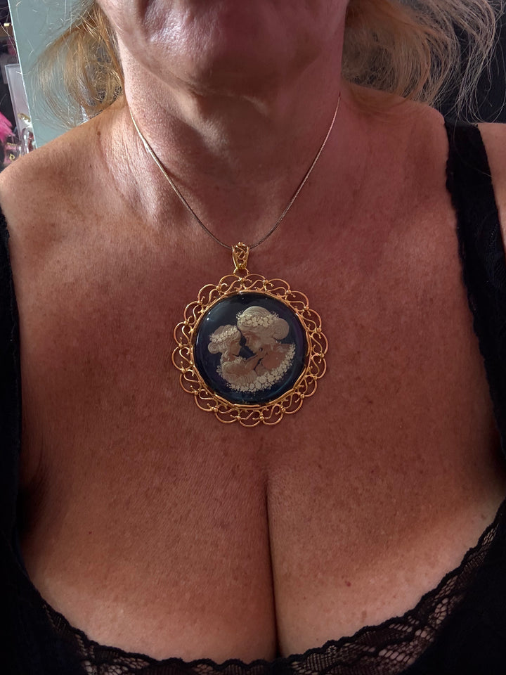 Collana ciondolo “connubio d’amore” di ambra blu del Baltico