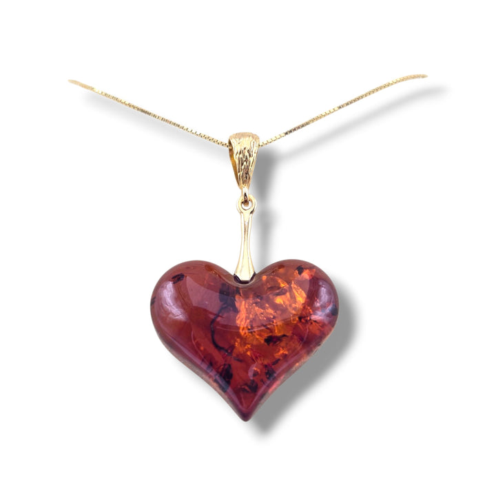 Collana ciondolo cuore di ambra rossa montata in argento dorato
