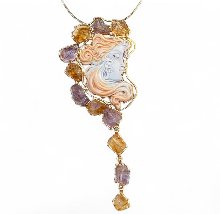 Collana ciondolo “dama Ametista” di cammeo sardonico montata in argento citrino e ametista