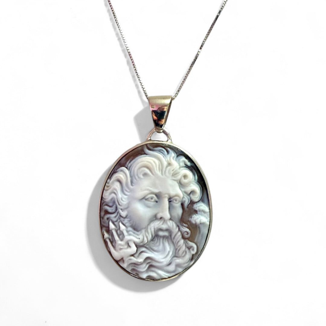 Collana ciondolo “Nettuno” su cammeo sardonico e montato su argento