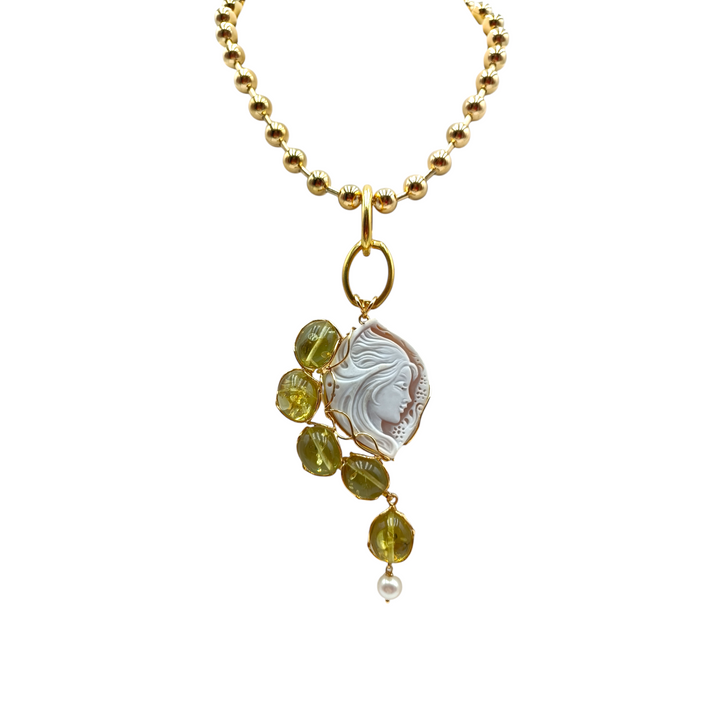 Pendant necklace "Cristina" in sardonic cameo mounted on silver and green amber