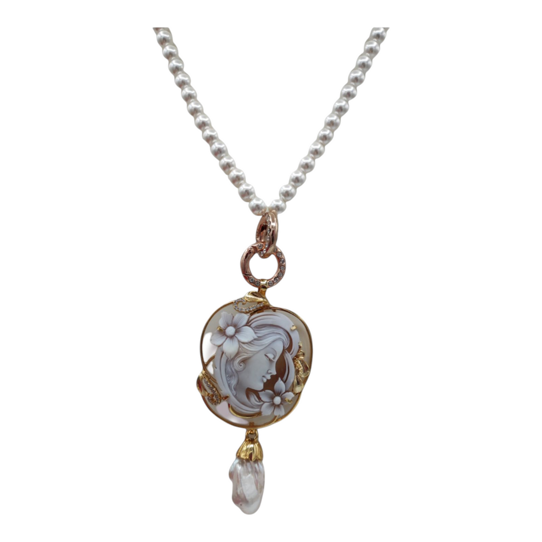 Collana ciondolo dea del sogno in cammeo montato su argento Lucia Vitiello Gioielli di Napoli