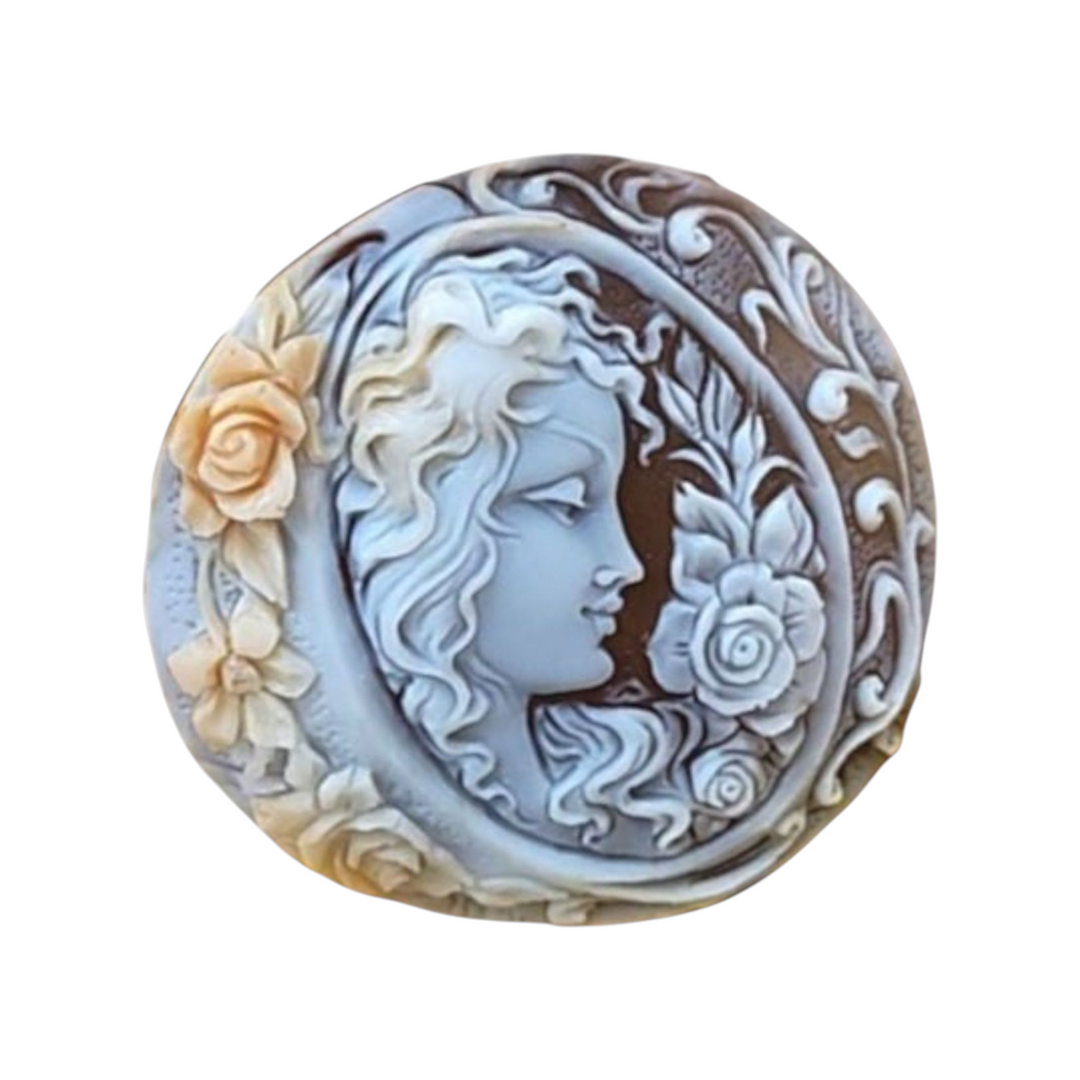 Collana ciondolo dea della felicità in cammeo montato su argento Lucia Vitiello Gioielli di Napoli