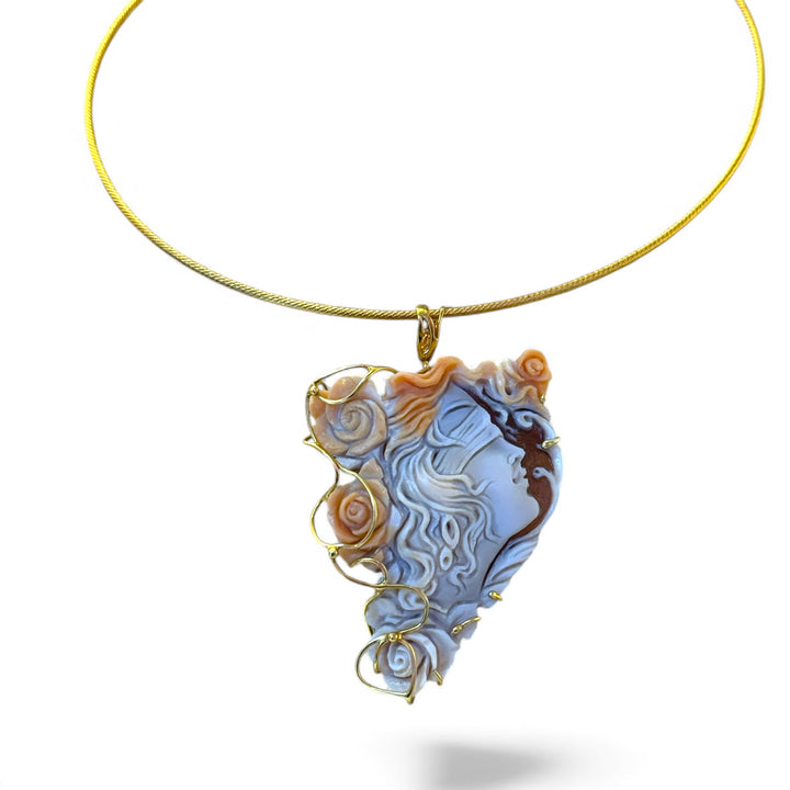 Collana ciondolo “dea della fortuna” di cammeo sardonico bicolore montato in argento