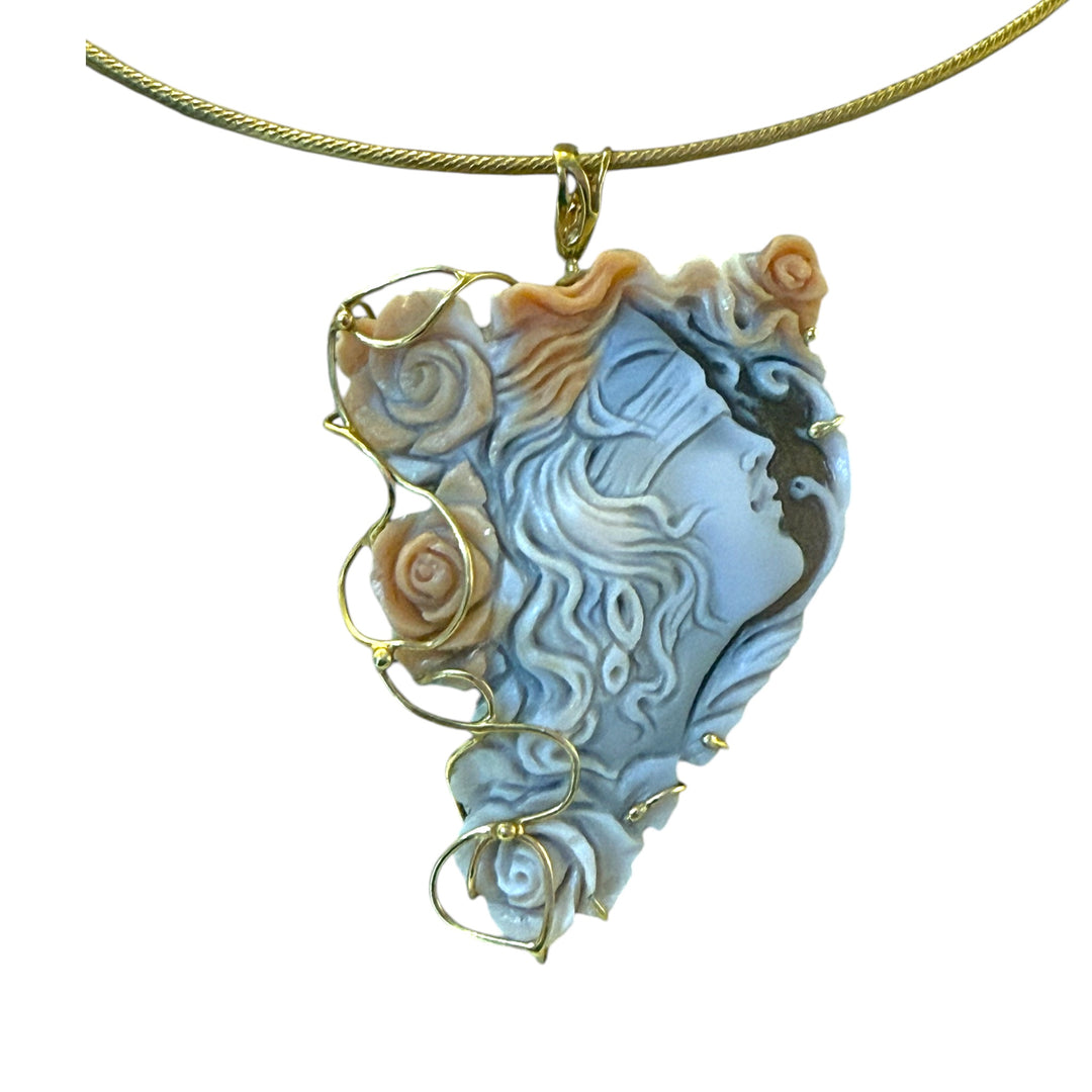 Collana ciondolo “dea della fortuna” di cammeo sardonico bicolore montato in argento
