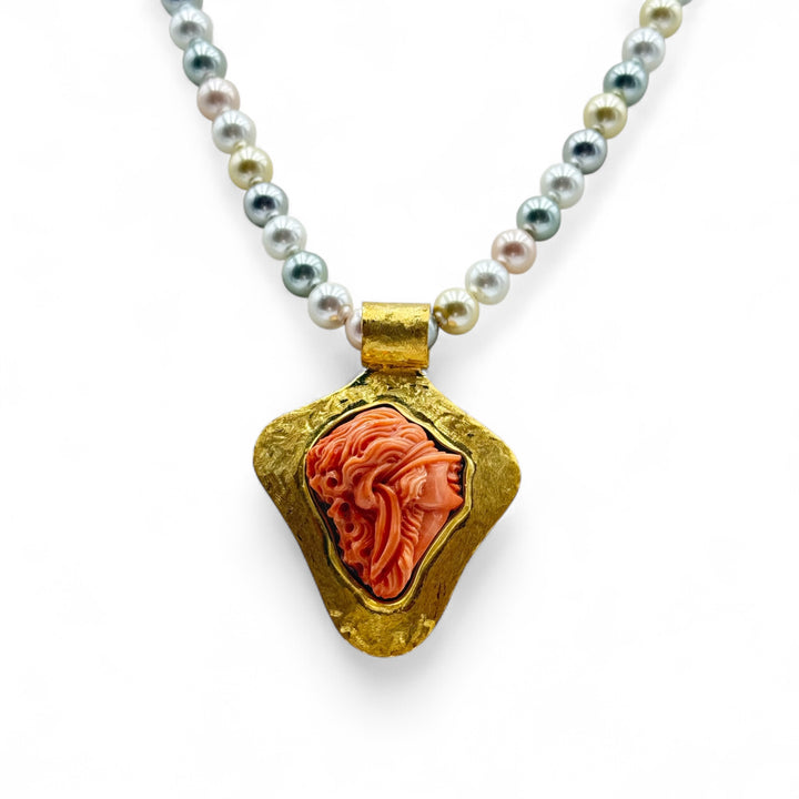 Collana ciondolo “dea bendata” di corallo cerasuolo montato in argento dorato