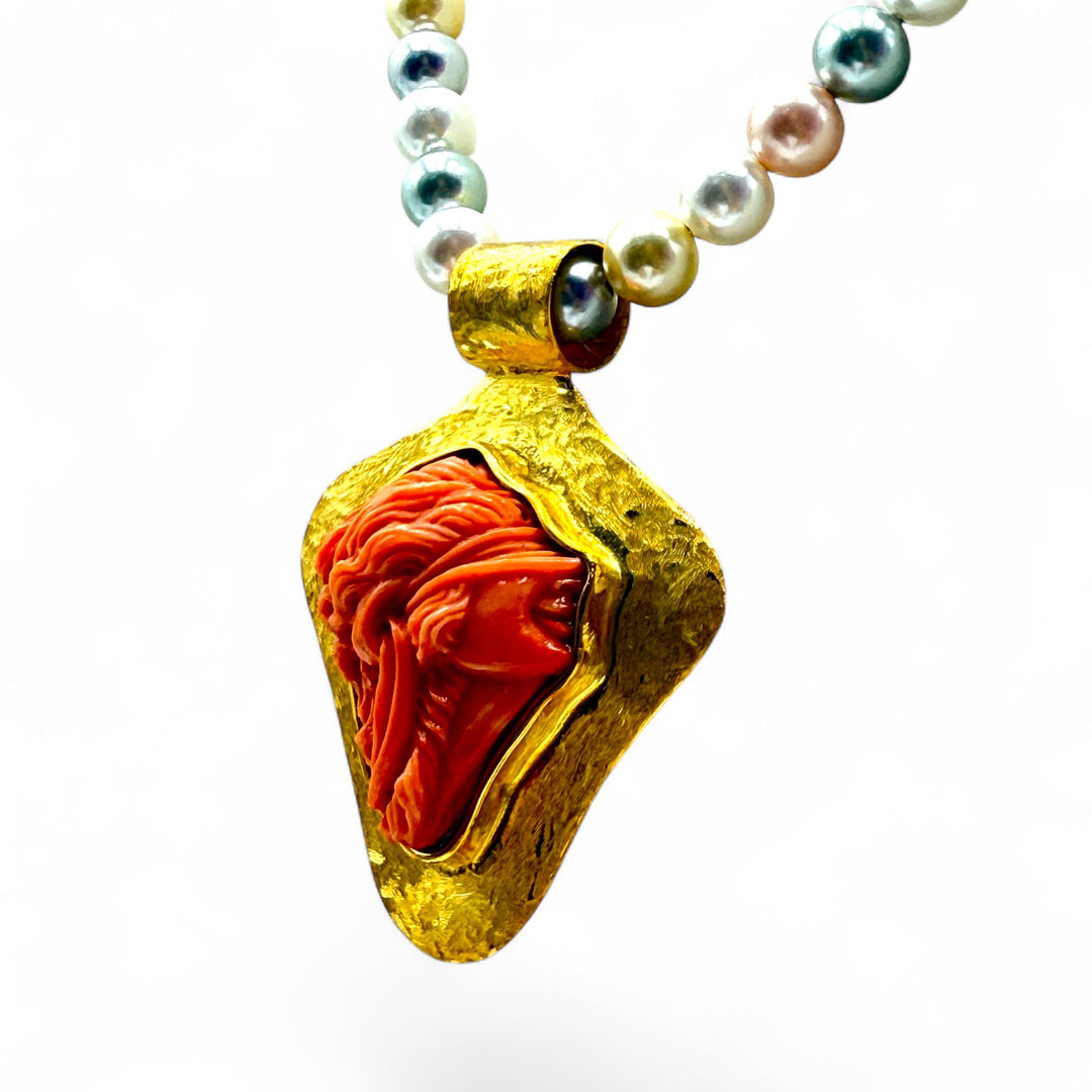 Collana ciondolo “dea bendata” di corallo cerasuolo montato in argento dorato