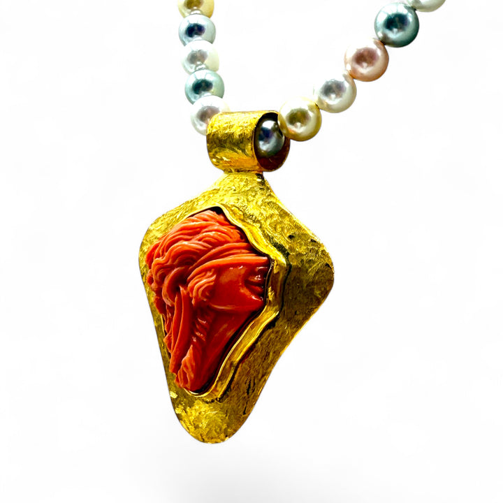 Collana ciondolo “dea bendata” di corallo cerasuolo montato in argento dorato