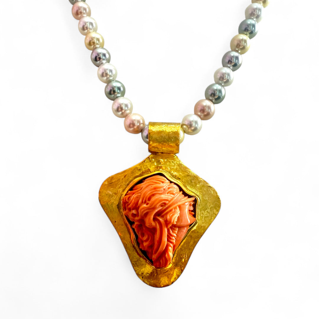 Collana ciondolo “dea bendata” di corallo cerasuolo montato in argento dorato