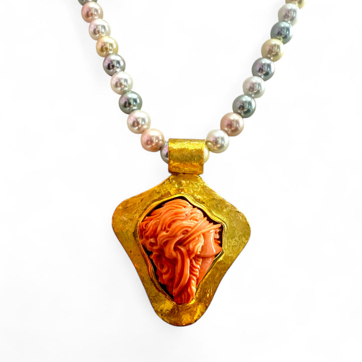 Collana ciondolo “dea bendata” di corallo cerasuolo montato in argento dorato