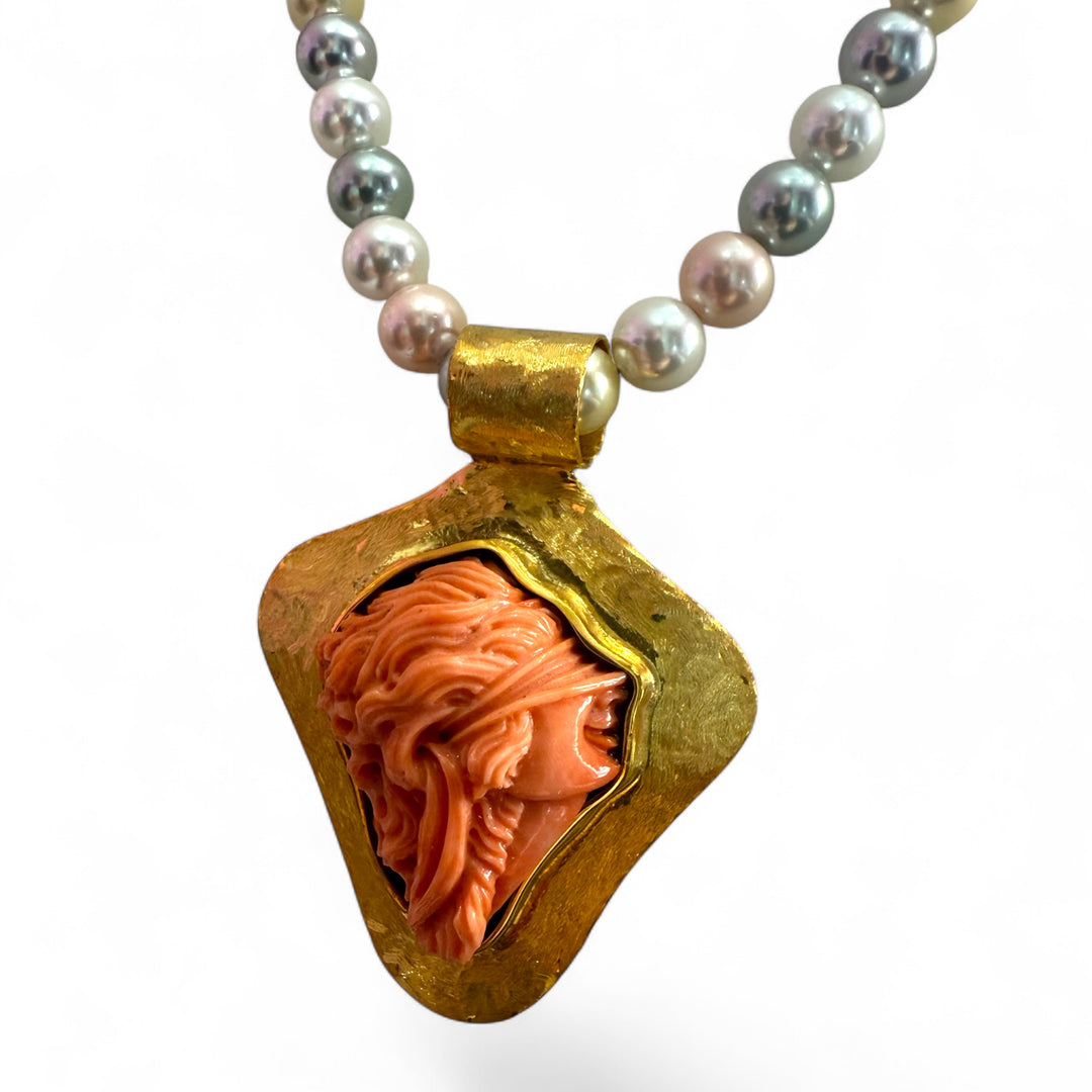 Collana ciondolo “dea bendata” di corallo cerasuolo montato in argento dorato