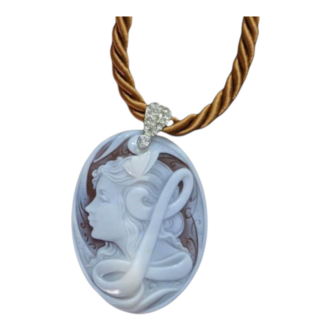 Collana ciondolo dea lettera in cammeo montato su argento Lucia Vitiello Gioielli di Napoli
