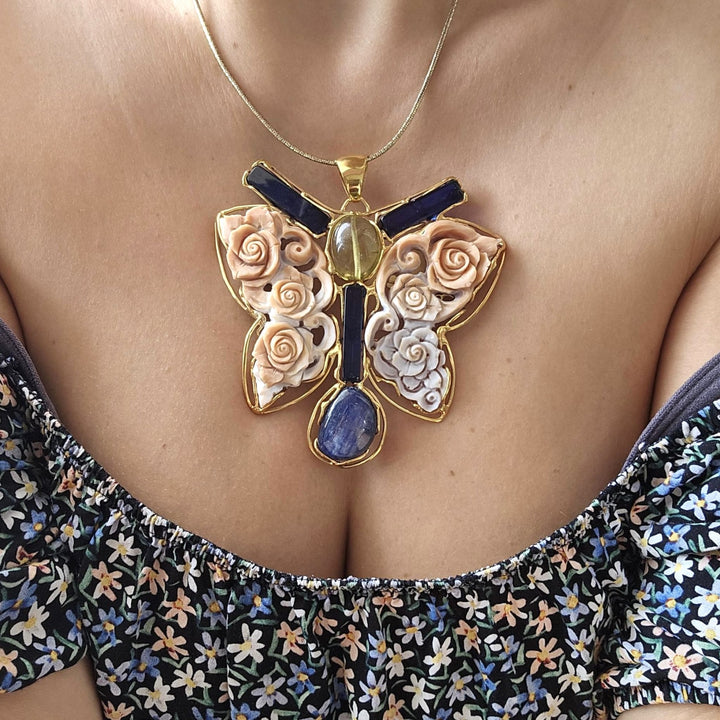 Collana ciondolo farfalla di cammeo montato in ambra blu, Ambra verde e argento galvanica oro