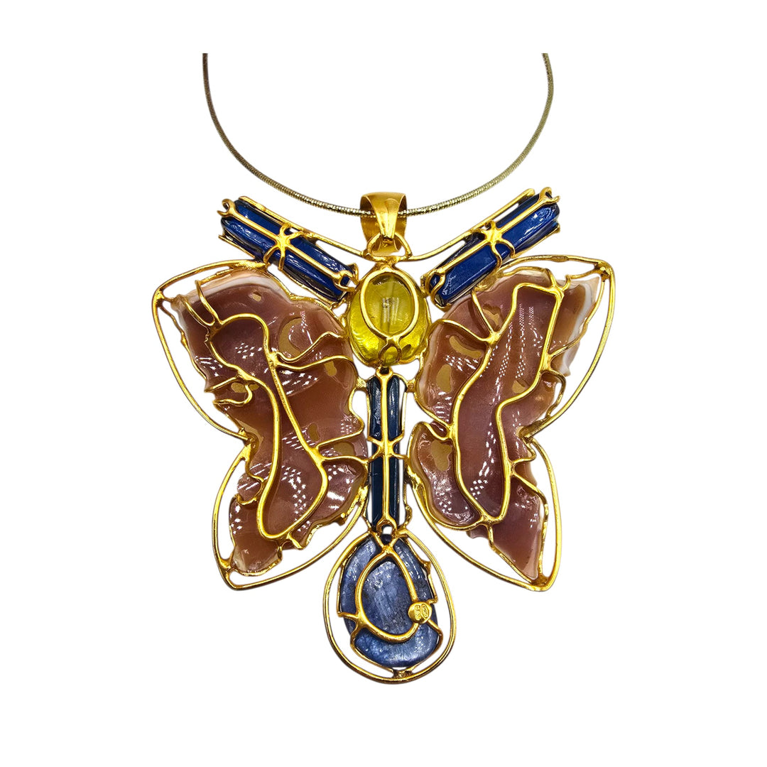 Collana ciondolo farfalla di cammeo montato in ambra blu, Ambra verde e argento galvanica oro