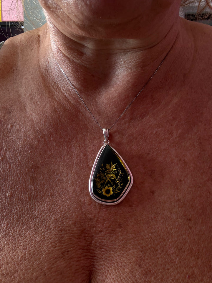 Collana ciondolo “fata” di ambra blu montato in argento